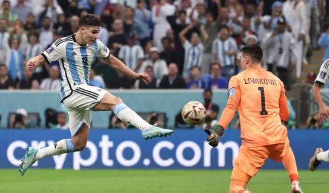 梅西是阿根廷晋级决赛的关键，点球被质疑，球队双核大将风格