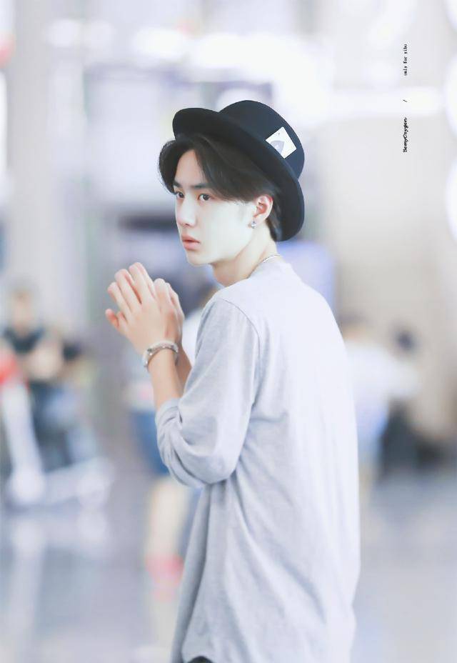 洛阳白牡丹,酷盖大男孩和奶精小可爱,多面王一博了解一下_小时候_感觉