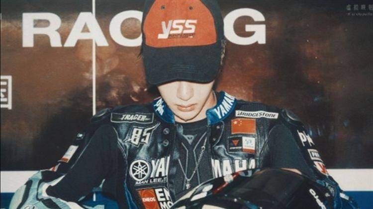 王一博摔车粉丝心疼痛哭而遭马柯康深夜斥责