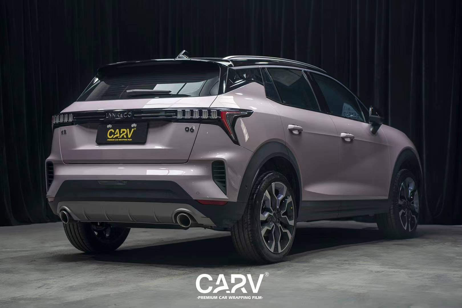 领克06卡孚改色膜白金蔷薇粉,触发浪漫灵感