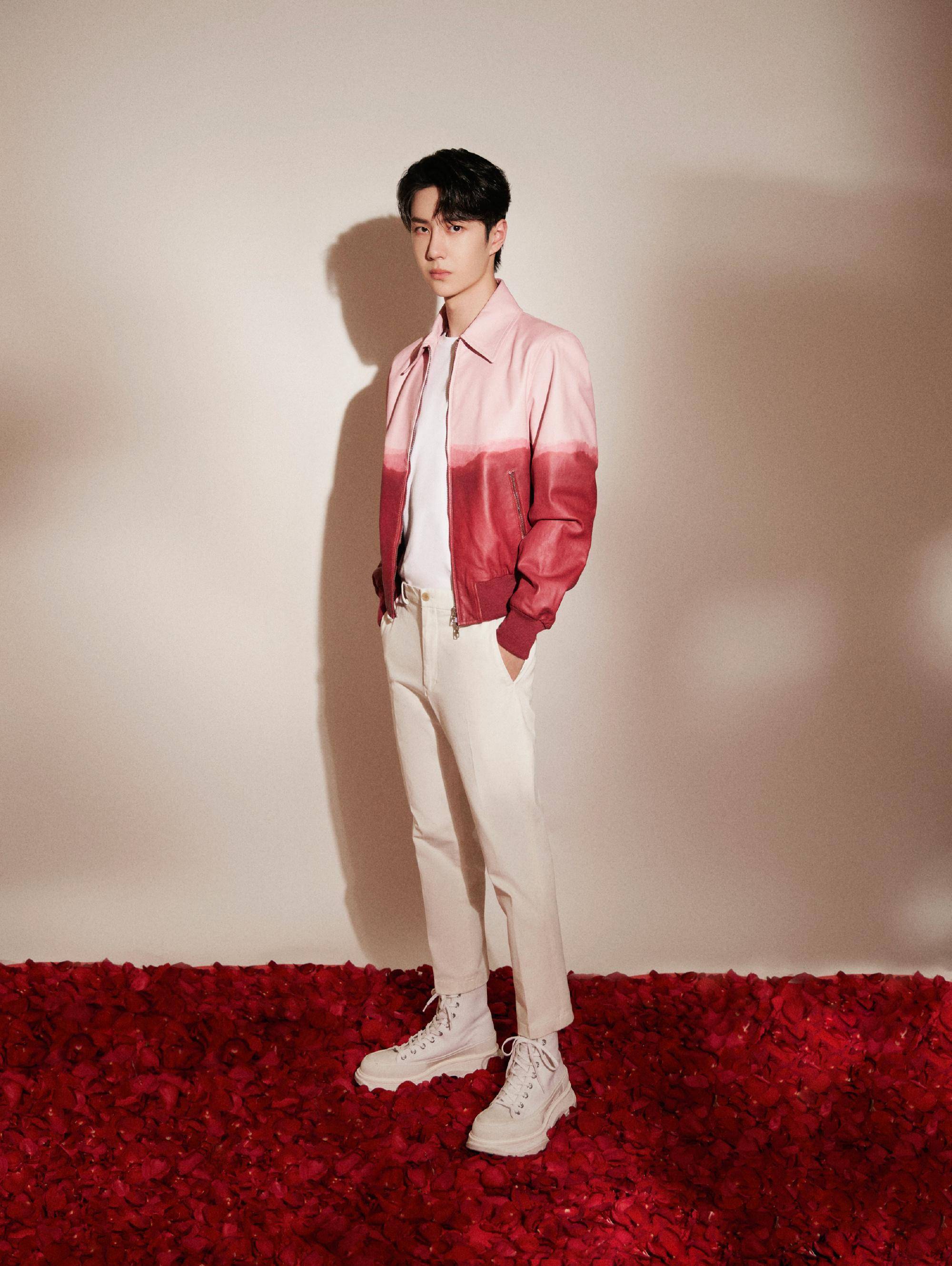 近日有网友曝光《风气洛阳》最新路透,从图中看王一博和宋轶正在拍摄