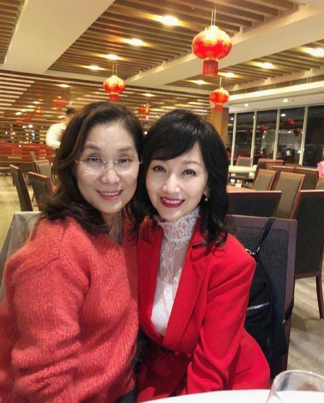原汁原味不p图,汪明荃与赵雅芝合影引争议,三次感情真令人心酸_时候