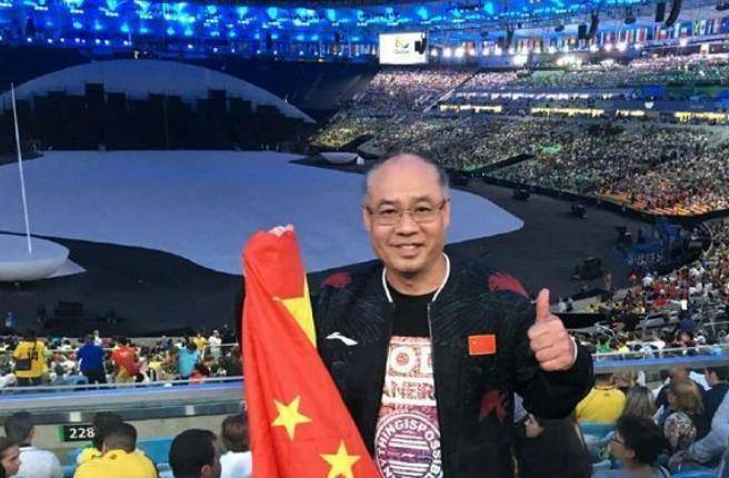 57岁体操王子李宁现状,身价百亿,如今满头白发,妻子仍美貌动人_训练