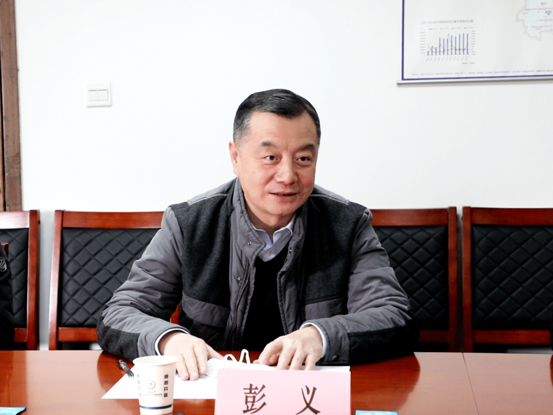 江苏省发展改革委副主任彭义李泓君,何寿孙,卢晓梅在座谈会上分别