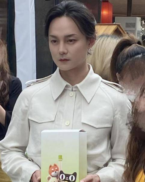 尹正告诫女生漂亮要适当,近照被指过于女性化,长发妆容过于阴柔_网友