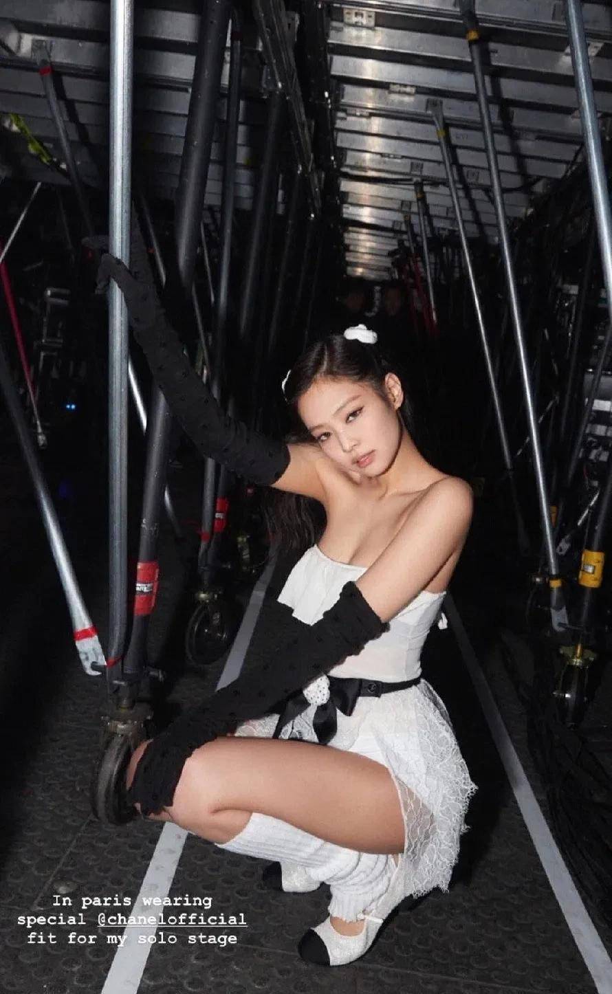 jennie在表演自己的新歌《you&me》的时候穿了这身白色香奈儿高定.