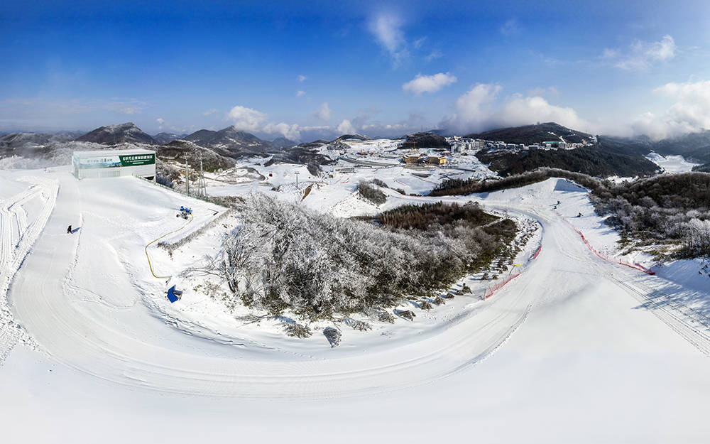 滑雪场全景图图片