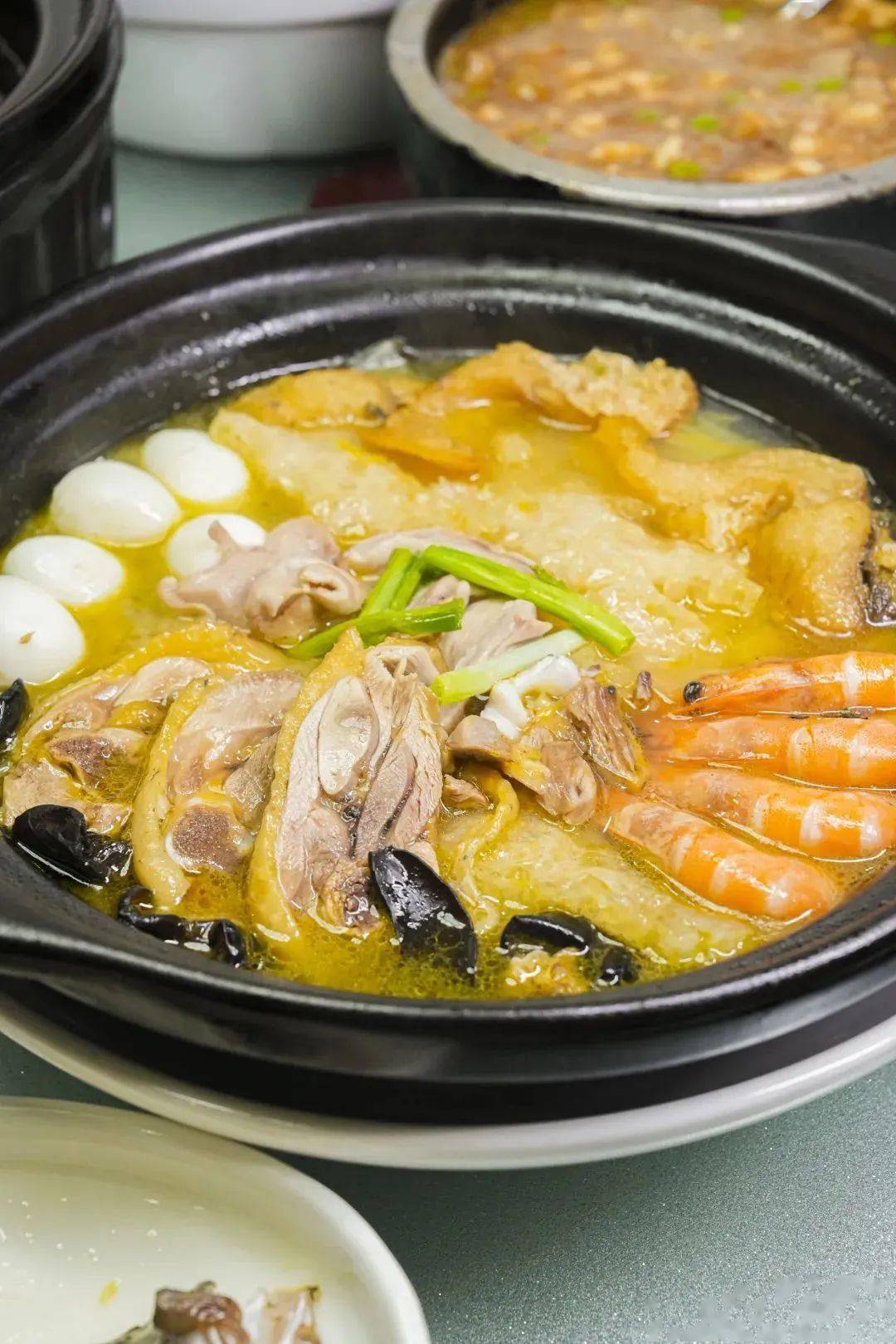 三鲜煲可不是只有三样食材,鸡肉,蛋饺,明虾,猪皮,鹌鹑蛋.