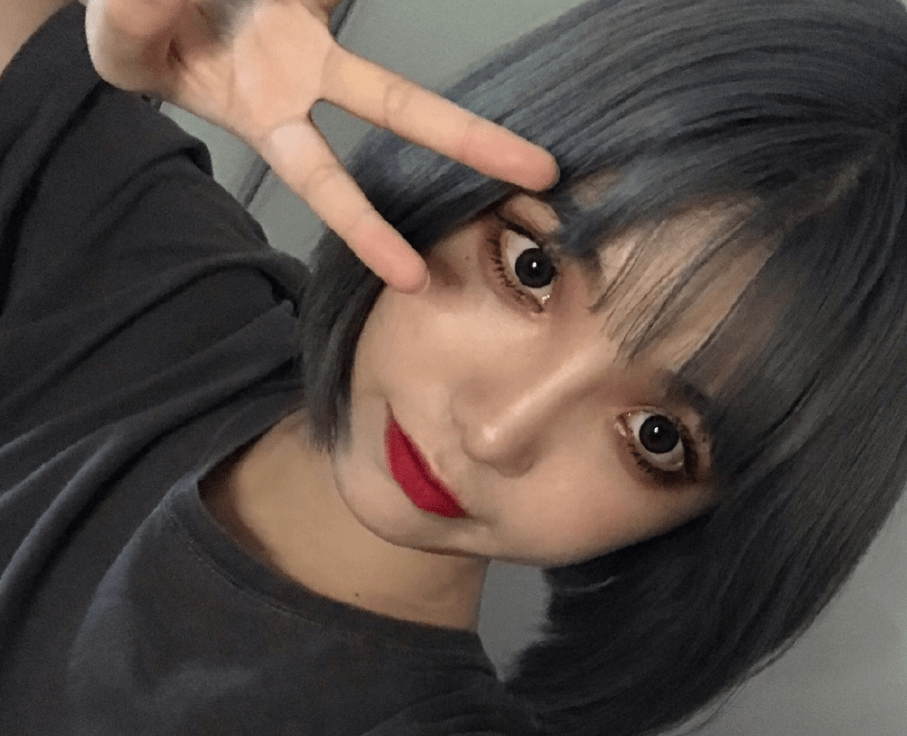 申冰退赛后变了模样,近照浓妆艳抹,五官越看越像网红