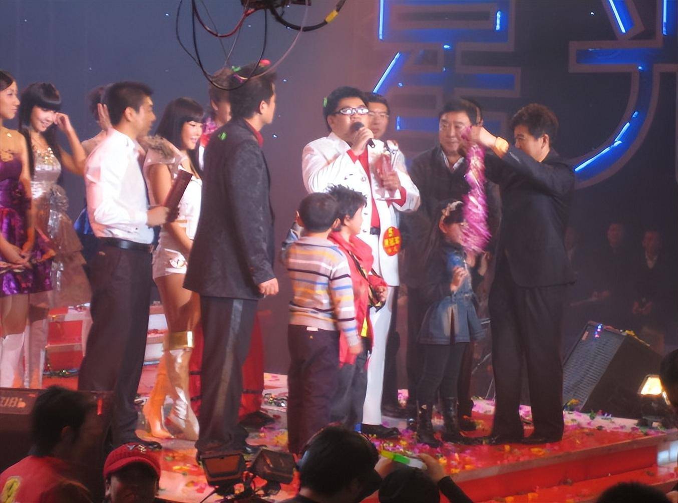 盲人杨光:星光大道冠军,走红后"目中无人",结婚生子低调生活_时候