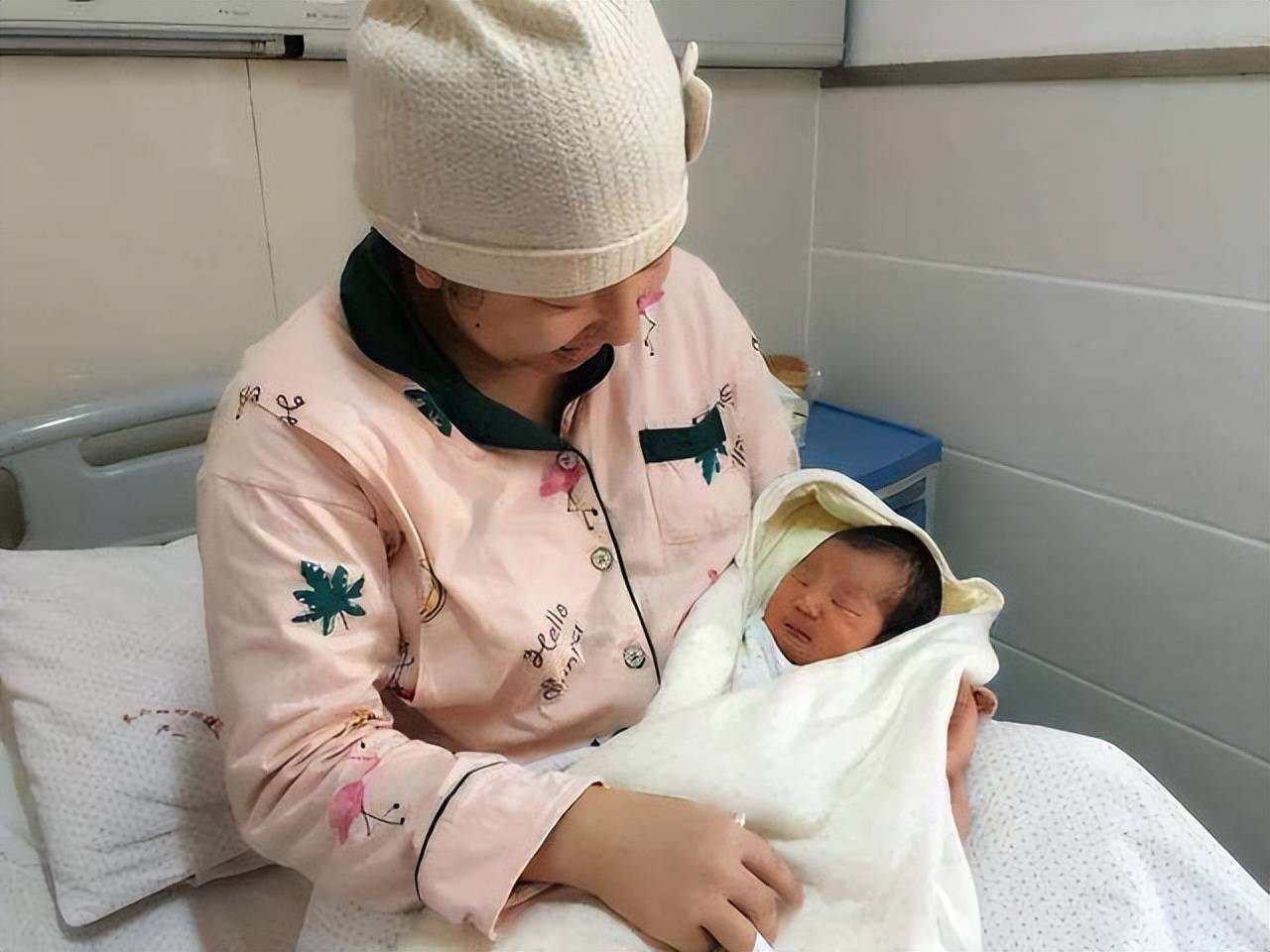 产妇出院独自扶墙走,婆婆丈夫举动让网友吵翻：最脆弱的无人问津