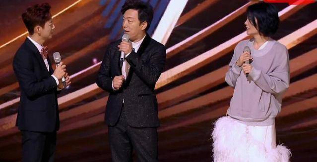 王菲有颜任性,鱼尾裙配平底鞋,何炅黄渤这一行为让她笑到模糊_我的