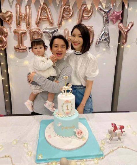 王祖蓝晒全家福,2岁女儿亲吻妈妈孕肚,李亚男肚大如萝四肢纤细_肚子