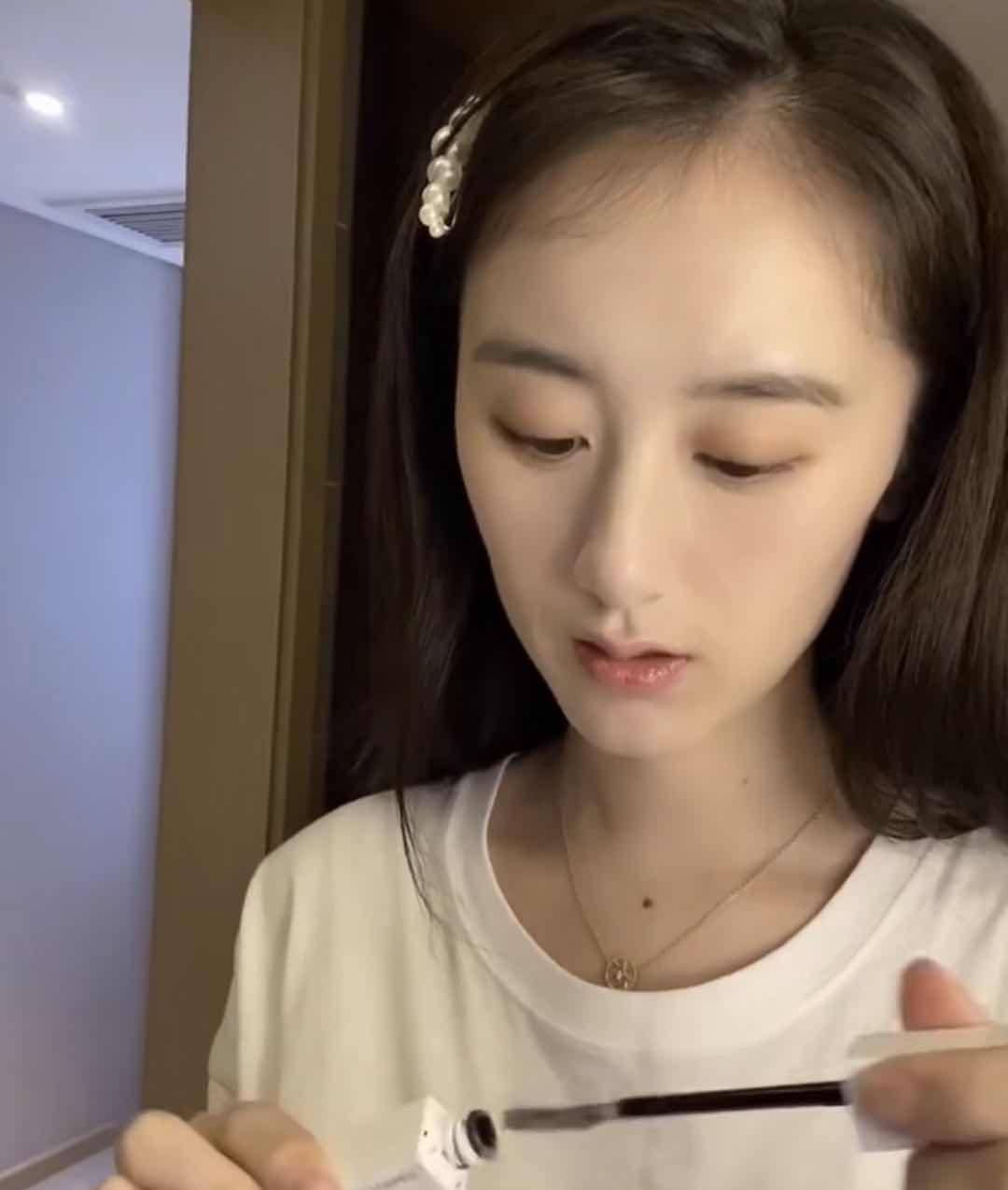 袁冰妍太可爱了,素颜对镜头化妆,用的东西也很平价_睫毛_眼线_口红