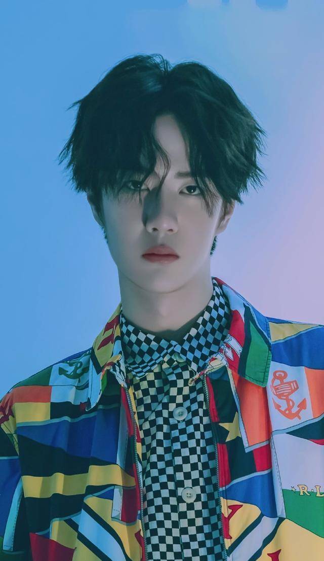 王一博素颜来袭,泳池撩发帅气迷人,无时无刻不散发着他的魅力_游泳