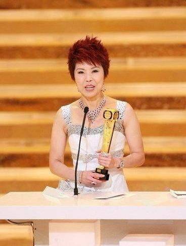 她与老公情断10年后宣布出柜从歌手历练成tvb老戏骨_关菊英_willy