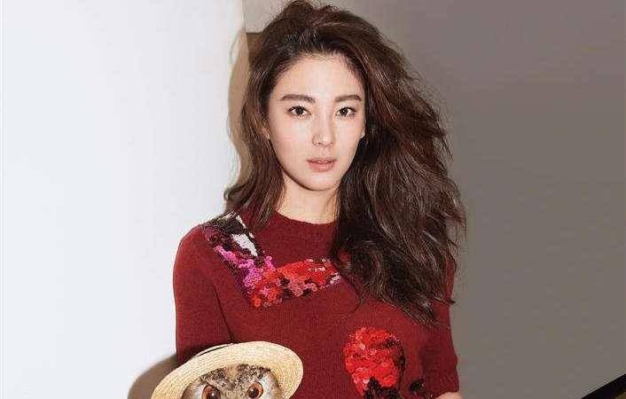 张雨绮《黑天鹅》时尚造型登上热点,网友:"人血馒头"好吃吗?