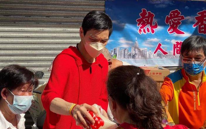 这次河南水灾,虽然向佐暂时还没捐款,但也在第一时间为河南加油助力.