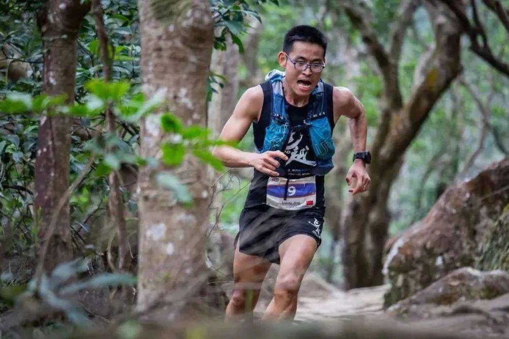 "跑神"梁晶:马拉松遇难,被日本冠军称英雄,2岁女儿替父领奖_比赛_魏普