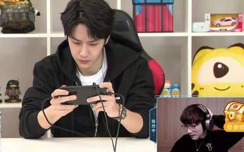 王一博出镜首秀,虎牙吃鸡主播慌了,网友:官方已笑晕_杨幂_不求人_微博