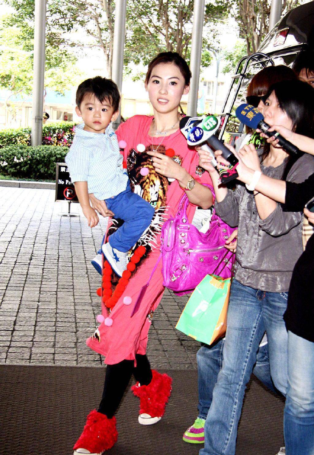 13岁半裸身材秀腹肌,比谢霆锋还时尚_lucas_小时候_儿子