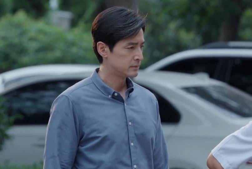 同样是演老干部,把《县委大院》胡歌跟黄磊放一起,差距就出来了_梅