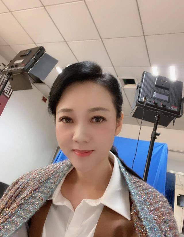 主持人李彬近照,与妻子在某活动中现身,多年不见,苍老了许多_周群