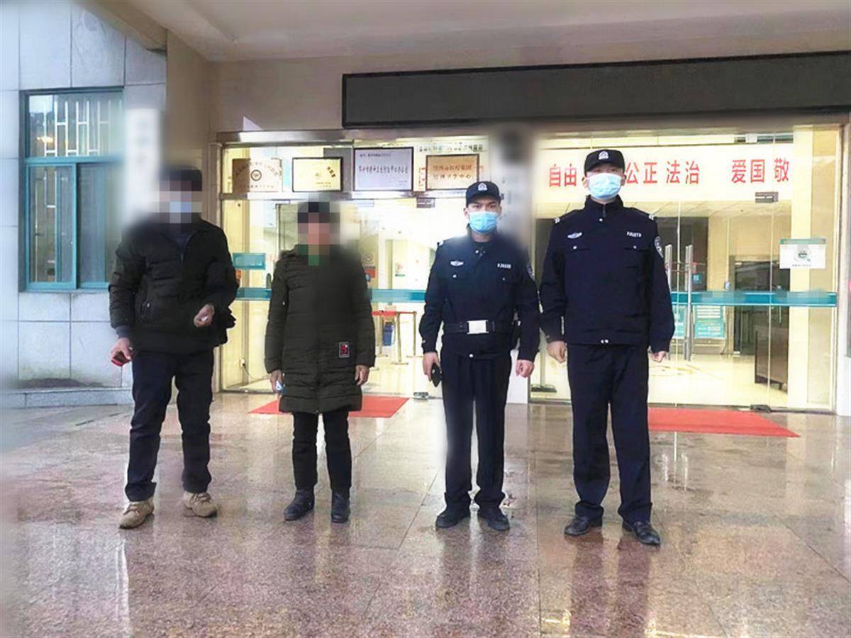 六旬老人凌晨突发疾病，民警连夜紧急送医胡先生老伴严小 3136