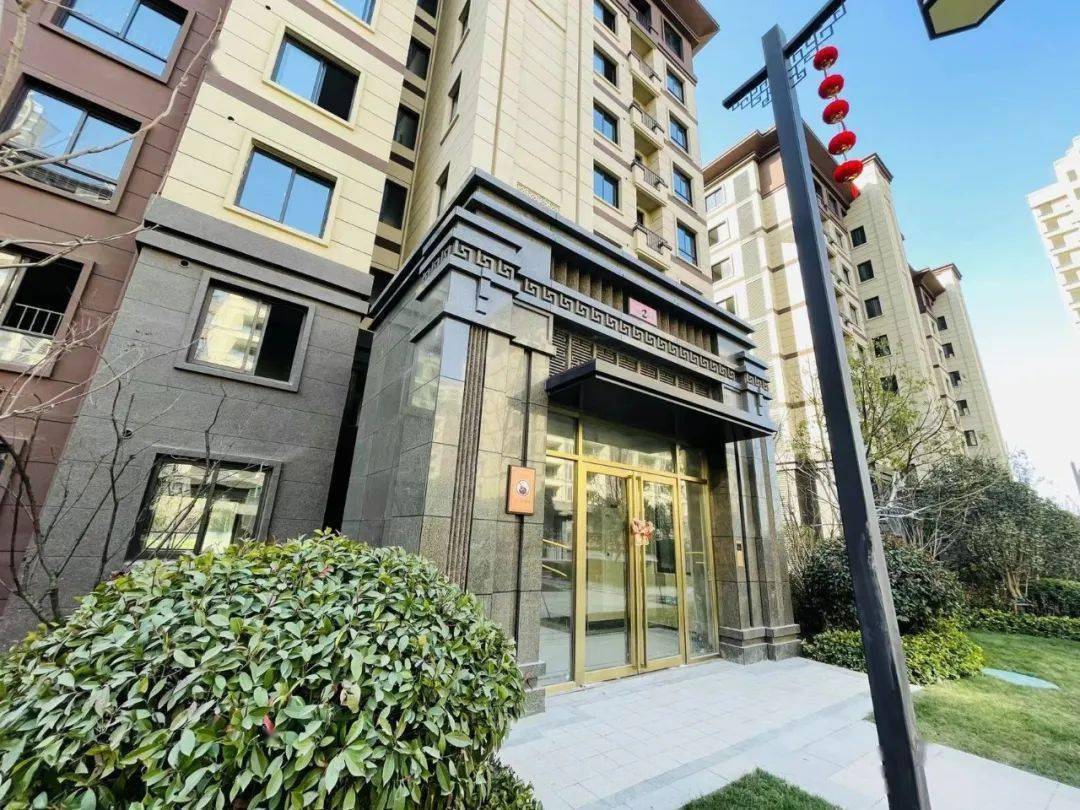 (项目实景照片)在活动开始前,名邦·鲲鹏御府润园项目部,各单位负责人