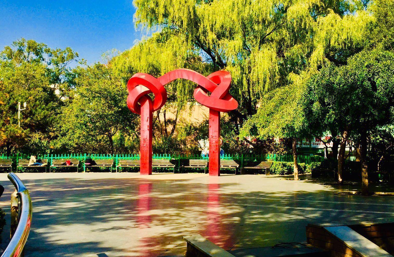 北京海淀,饭后遛弯看红叶,够精致,够艺术,够时尚的双榆树公园_摄影