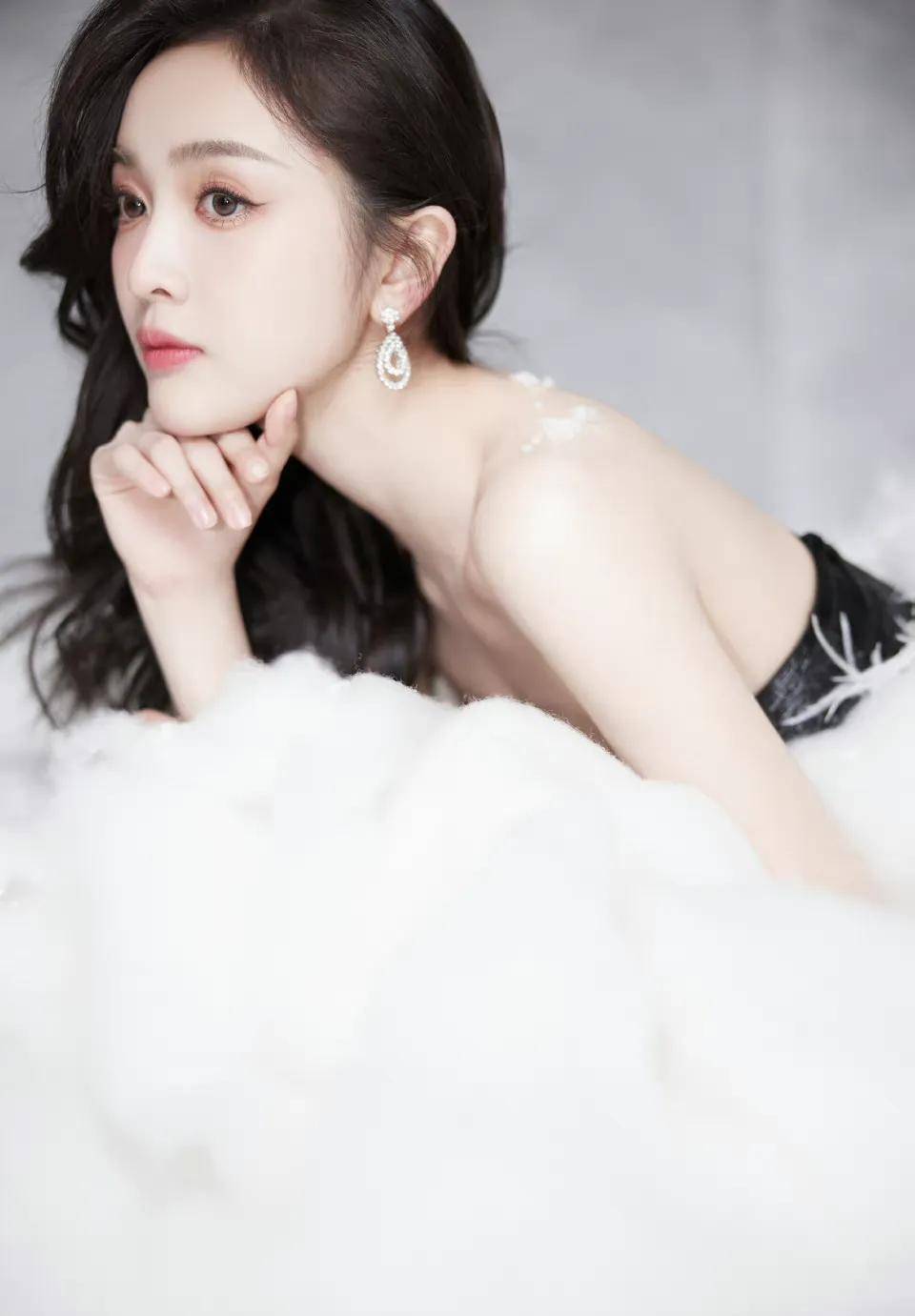 吴宣仪黑白羽毛裙造型,清冷飘逸,优雅美丽,花朵鎏金裙秀美背_云朵