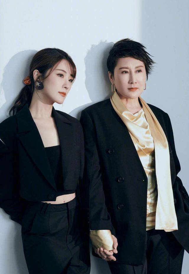 张凯丽母女节目起争执,张可盈被气哭,怎么妈妈的小棉袄不贴心了_父母