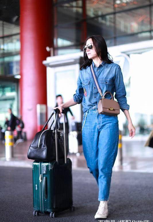 宋佳会打扮,穿上牛仔套装到机场,搭帆布鞋清爽显年轻!_时候_衬衫_包包