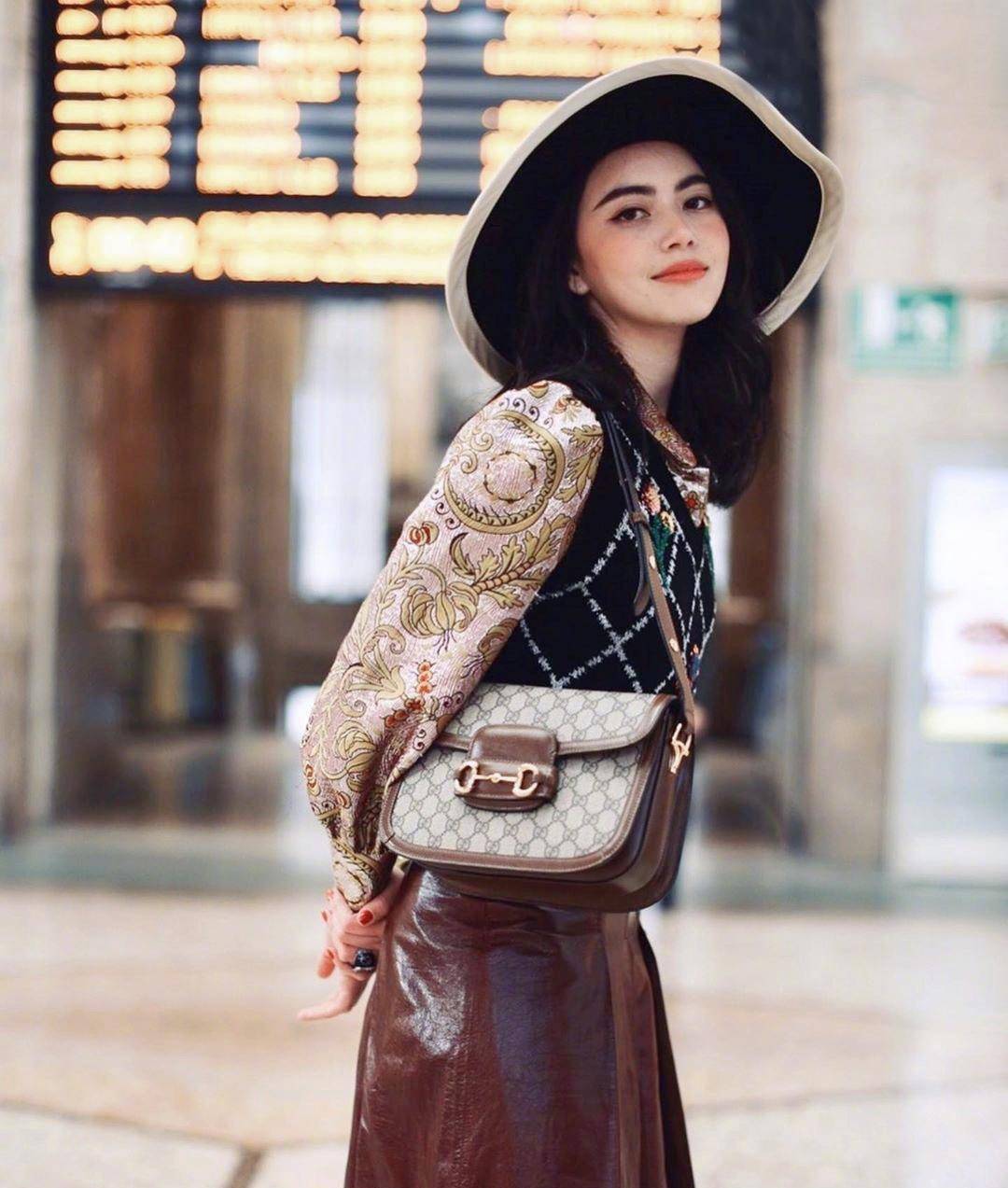 印花衬衫配皮裙真时髦,搭宽檐帽洋气_霍内_黛薇_时尚