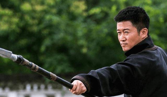 吴京再当导演,《父辈》之《乘风》单元获好评,师傅称比战狼有劲_吴京