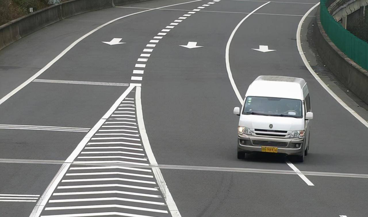 前车故障,后车实线变道,算违章吗?听听交警怎么说_搜狐汽车_搜狐网