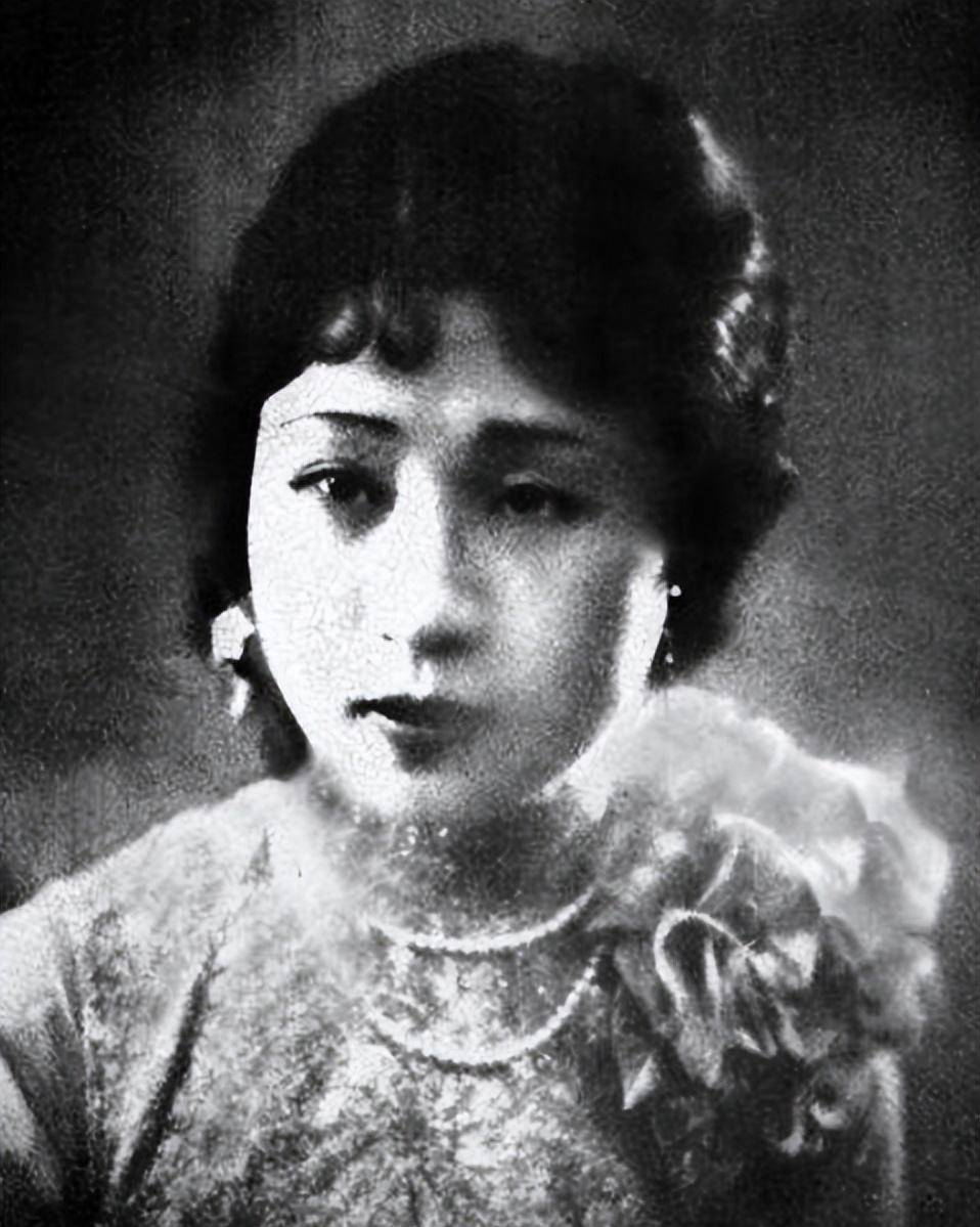 复旦校花出身名门,却成丈夫上司情妇,被称为最优雅"小三"_严幼韵