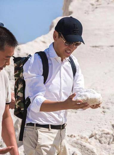 周杰捐赠两万斤大米,市场价值超百万,尔康和包拯都是童年回忆_演艺圈