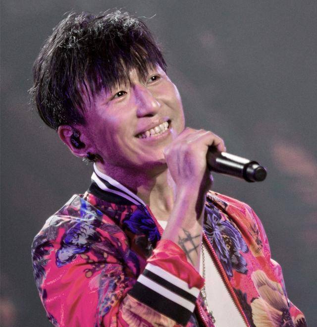 但是对于做音乐他还是没有放弃的,似乎陈羽凡这次的露面是有复出的