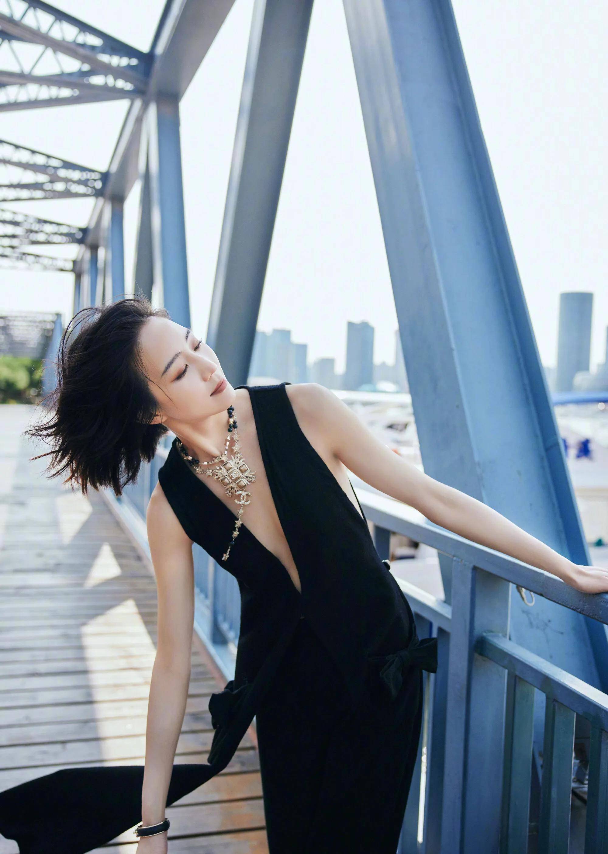 张钧甯的黑色套装,深v领开得彻底,性感又炫酷!_颜色_风格_女性