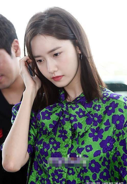 原创林允儿太迷人!竟把俗掉渣的花裙子穿出高级感,确定不是20岁?