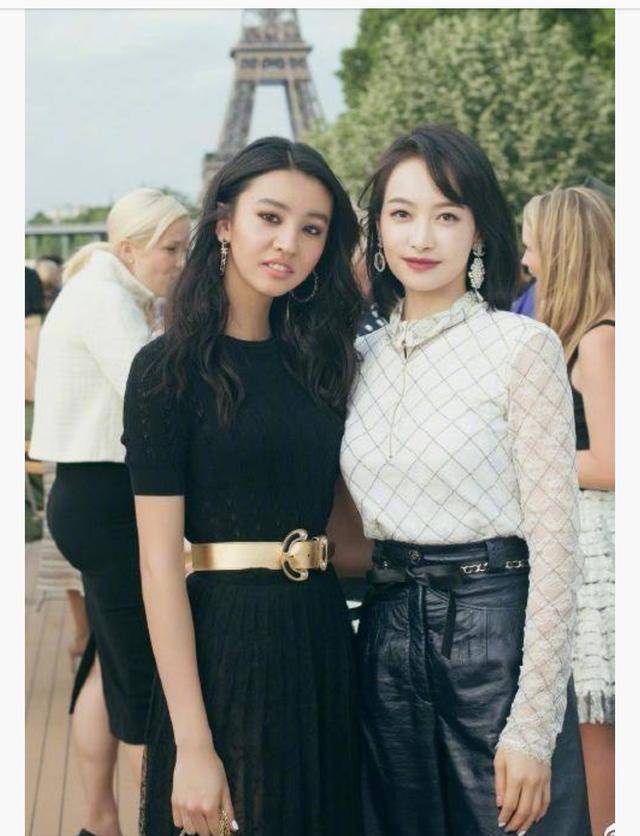 宋茜穿红白格纹套装前往巴黎,机场摆拍时尚感强,颜值在线_唐艺昕_女王