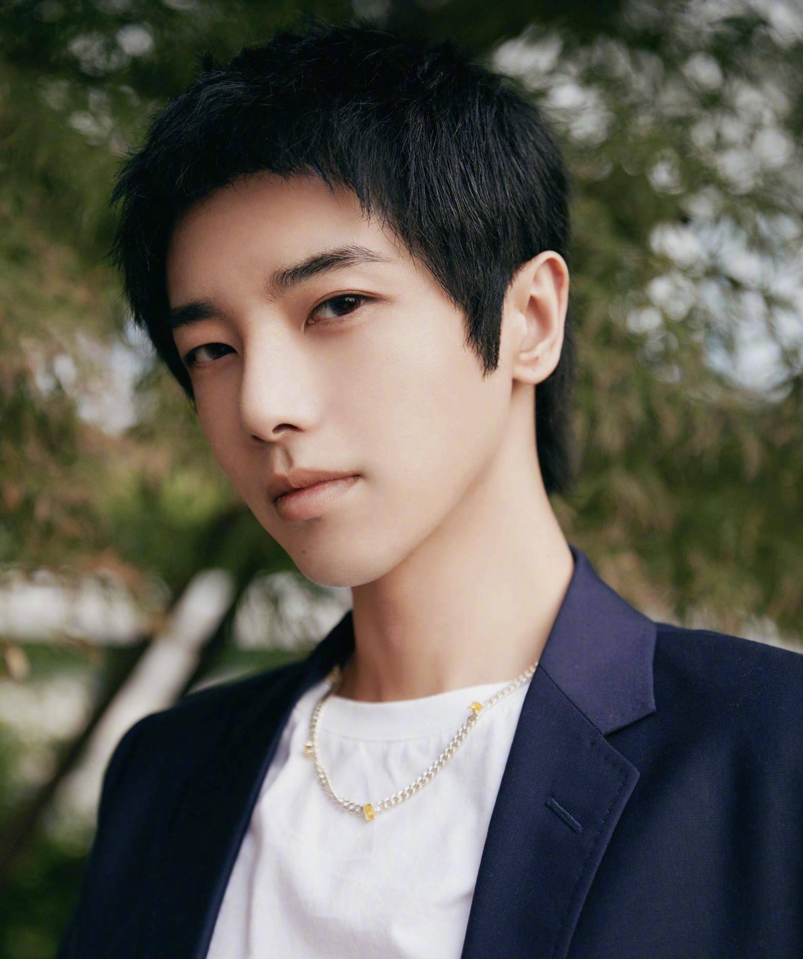 华晨宇被拍到室内吸烟,指夹烟头姿势娴熟,粉丝:关你屁事_人气_媒体