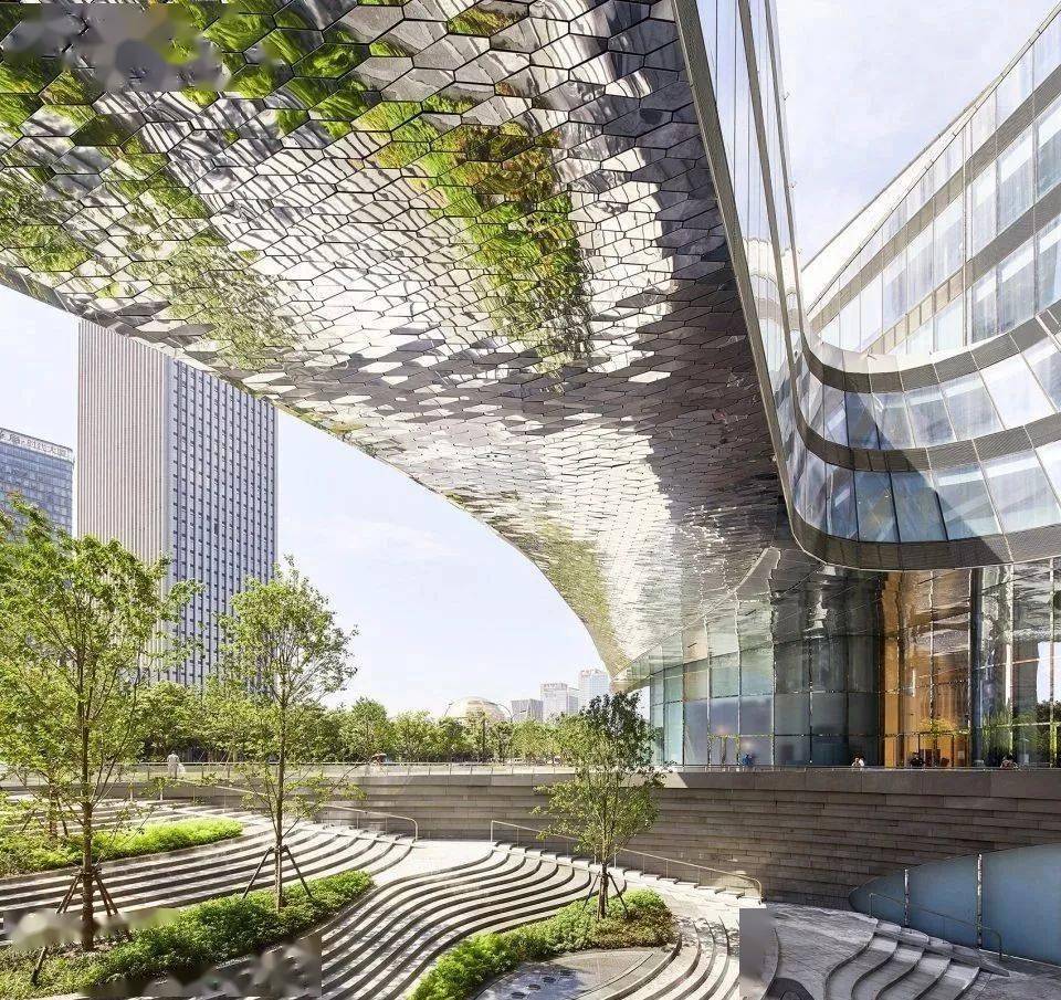 成都麓湖·云朵乐园 -张唐景观▼麓湖云朵公园在挡墙设计中利用三角面