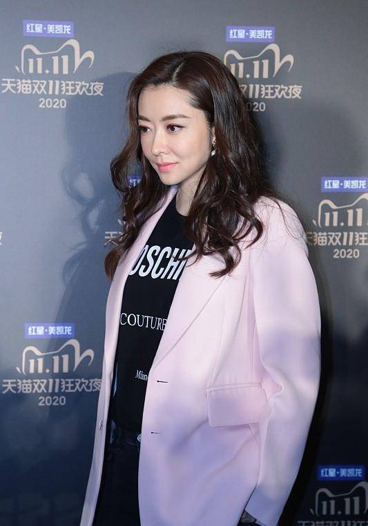 熊黛林的气质好独特,简单休闲的西服,也能穿出礼服范_西装_服装_效果