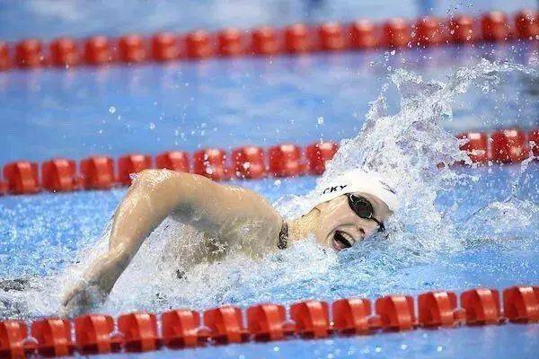 纠正剪刀腿,划水过中线?一个方法解决你的自由泳问题_游泳_单侧_视频