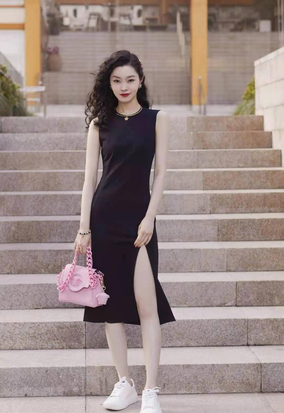 宋轶也太会穿了,穿抹胸印花连衣裙露出黑色打底,方脸好有国际范_女生