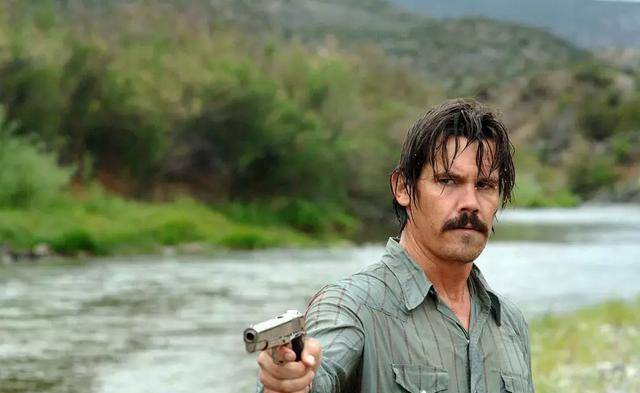 最尊重观众的电影——《老无所依》_莫斯_安东_贝尔