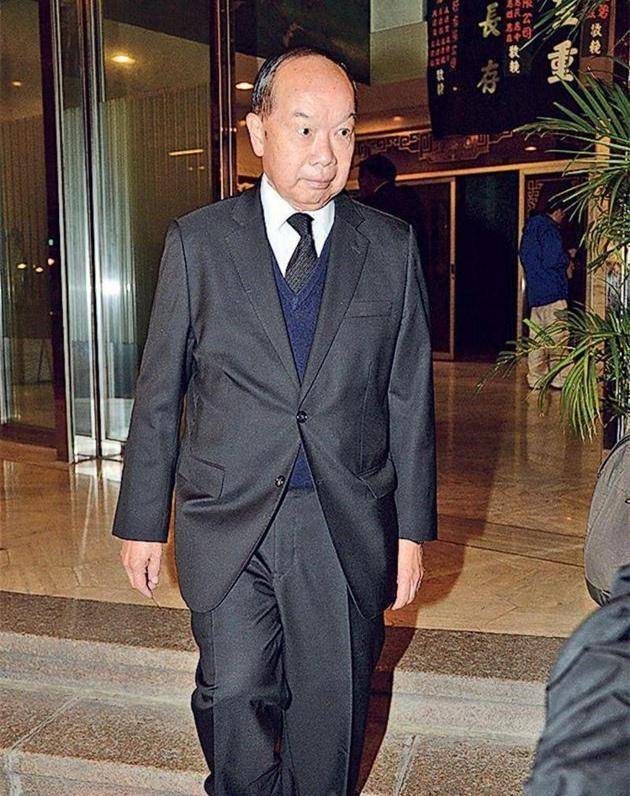 许世勋设灵,许晋亨李嘉欣十指紧扣现身,7岁儿子穿西装亮相