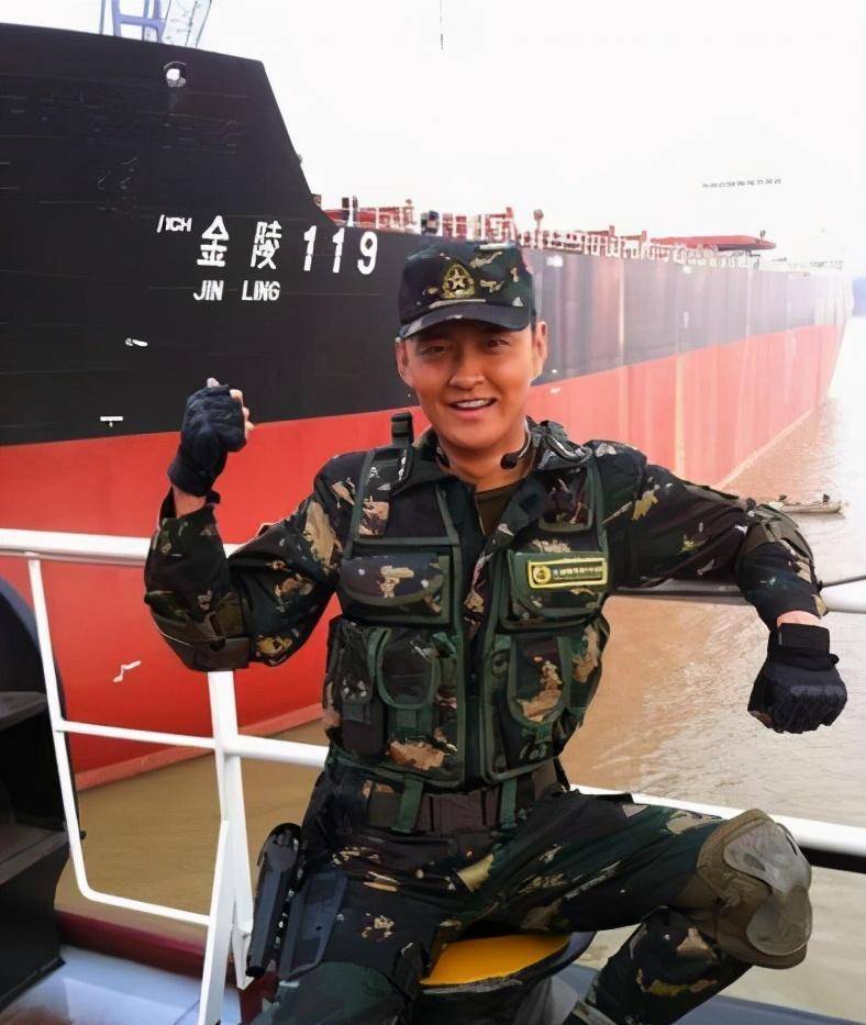 任柯诺身穿军装冷静自信的样子,还透出一丝高冷